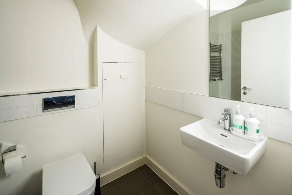 Appartamento Chic And Spacious Flat Near Bond Street Londra Esterno foto